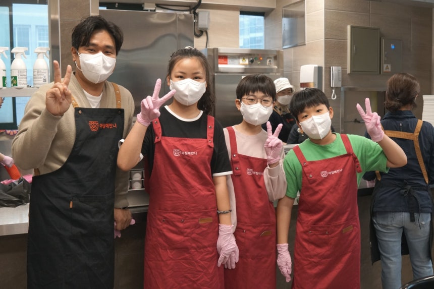 '아침애만나'에 지난 2일 월요일 급식 봉사를 온 초등학생 3인과 두 아이의 아버지. 아침애만나 제공 