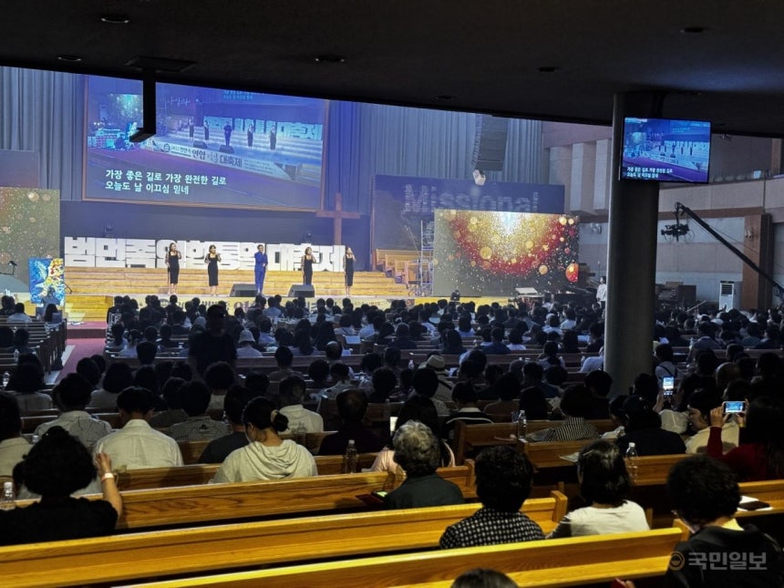 통일메아리 중창단이 21일 경기도 안양 새중앙교회에서 열린 2025 범민족연합 통일대축제에서 노래를 부르고 있다.