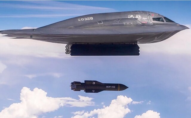 미군 B-2 스텔스 폭격기가 훈련 비행에서 초대형 벙커버스터 GBU-57을 투하하는 모습. 미국 미주리주 공군기지에서 이륙해 18시간 동안 공중 급유를 받으며 비행한 B-2 폭격기 6대는 21일(현지시간) 이란 포르