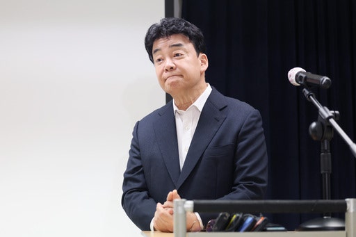 백종원 더본코리아 대표가 지난 3월 28일 서울 서초구 스페이스쉐어 강남역센터에서 열린 첫 정기 주주총회를 마친 뒤 언론 앞에서 입장 표명 및 질의 응답 시간을 갖고 있다. 연합뉴스