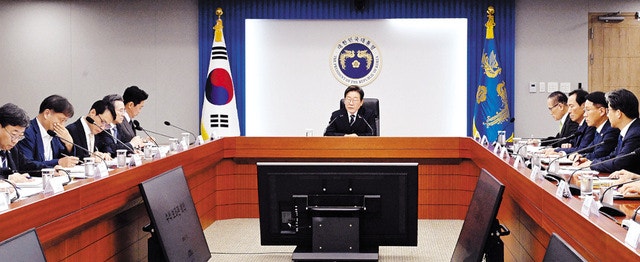 李대통령 “<b>중동</b> 상황 위급… 전 부처 비상대응체계 갖춰야”