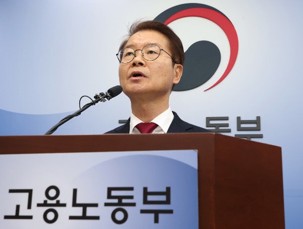 이정식 고용노동부 장관이 세종시 정부세종청사에서 노동조합 재정 투명성과 관련해 브리핑하고 있다. 연합뉴스
