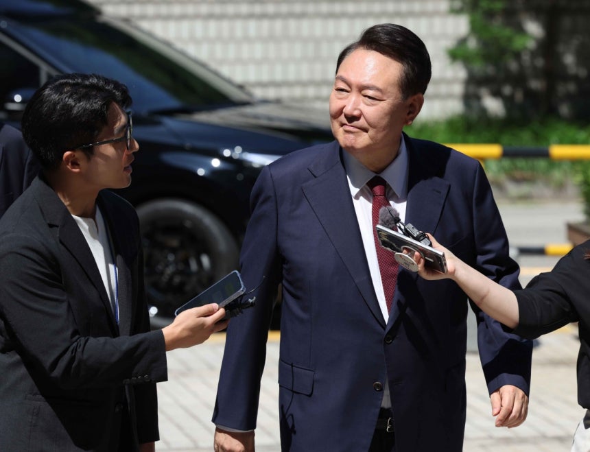 윤석열 전 대통령이 23일 서울 서초구 서울중앙지방법원에서 열린 내란 우두머리 혐의·직권남용 권리행사 방해 혐의 사건 8차 공판에 출석하고 있다. 연합뉴스
