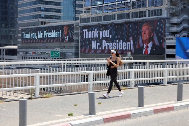 도널드 트럼프 미국 대통령 사진과 함께 ‘고마워요, 대통령님’이라고 적힌 현수막이 이스라엘 텔아비브의 건물에 걸려 있는 모습. AFP연합뉴스