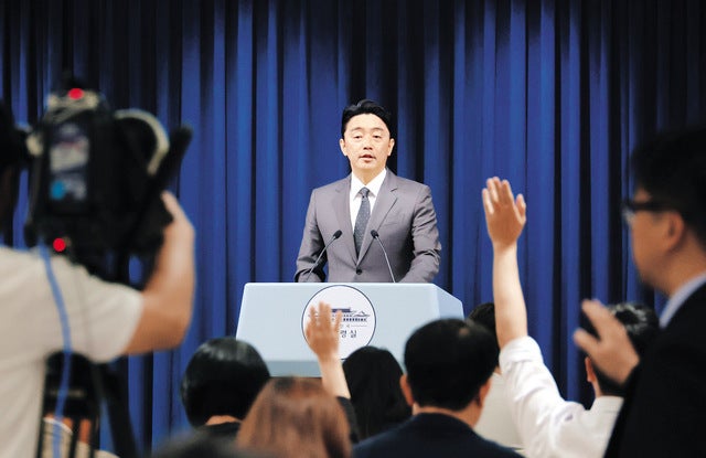 강훈식 대통령 비서실장이 23일 서울 용산 대통령실 청사에서 이재명정부 첫 장관 후보자 인선 관련 브리핑을 하고 있다. 이재명 대통령은 이날 11개 부처 및 국무조정실장(장관급) 등 대규모 내각 인선을 단행했다. 김