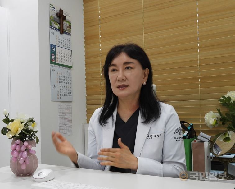 박정원 신소애여성의원 대표원장이 23일 서울 강남구에 있는 진료실에서  '난소 줄기세포주사' 치료법을 설명하고 있다.