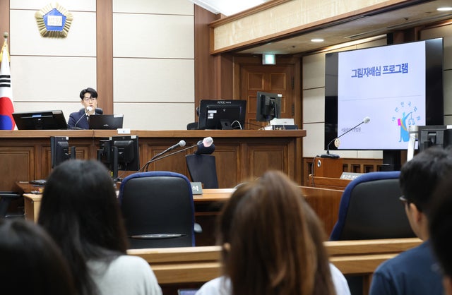 우민제 판사가 24일 서울 서초구 서울중앙지법 대법정에서 재판 참관을 앞둔 그림자 배심원들에게 유의 사항을 안내하고 있다. 연합뉴스