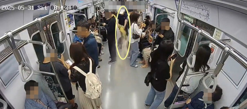 서울 지하철 5호선 열차에 불을 지른 혐의로 구속 기소된 원모(67)씨가 지난달 31일 오전 여의나루역에서 마포역 방향으로 달리던 지하철 5호선 열차 4번째 칸에서 페트병에 든 휘발유를 뿌리고 있다. 서울남부지검 제