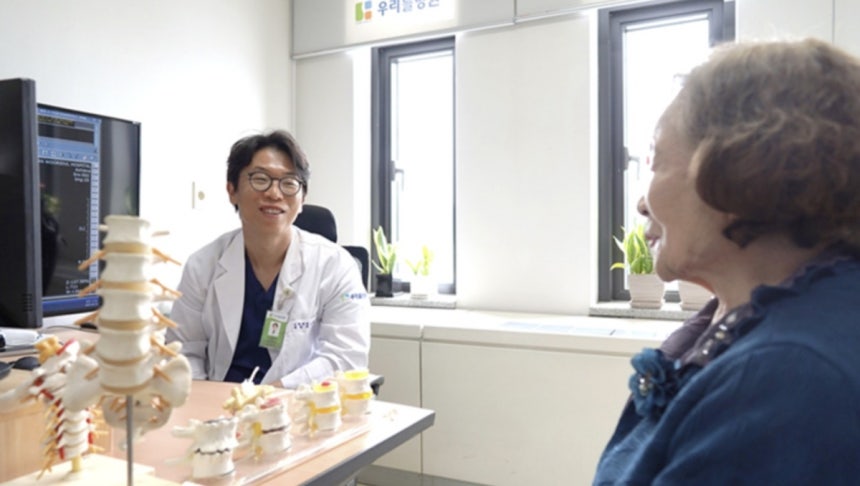 올해 99세인 최명임씨가 수술 후 외래 진료에서 부산 우리들병원 윤동주 원장과 상담하고 있다. 우리들병원 제공 