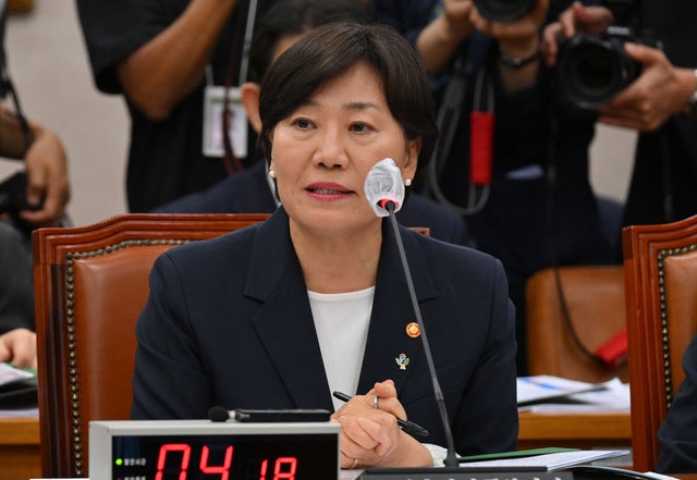 유임된 송미령 농림축산부 장관이 25일 국회에서 열린 농림축산식품해양수산위원회 전체회의에서 의원 질의에 답변하고 있다. 이병주 기자