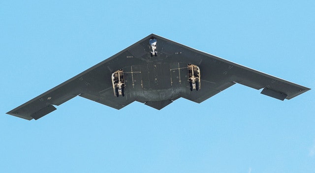 이란 핵시설을 공습한 미 공군 B-2 스텔스 폭격기가 22일(현지시간) 미주리주 화이트먼 공군기지로 귀환하고 있다. 이 폭격기 조종사들은 이륙부터 귀환까지 약 37시간 동안 작전을 수행했다. AP연합뉴스