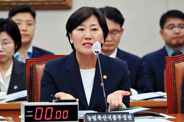 이재명 대통령이 유임을 결정한 송미령 농림축산식품부 장관이 25일 국회 농림축산식품해양수산위원회 전체회의에서 발언하고 있다. 송 장관은 윤석열정부 때 양곡관리법 개정안 등 농업 4법을 ‘농망법’(농업을 망치는 법)이