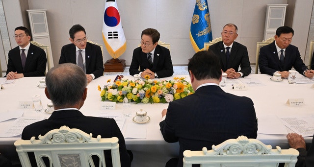 이재명 대통령이 13일 서울 용산 대통령실청사에서 열린 6경제단체와 기업인 간담회에서 발언하고 있다. 왼쪽부터 구광모 LG그룹 회장, 이재용 삼성전자 회장, 이 대통령, 정의선 현대자동차그룹 회장, 신동빈 롯데그룹 