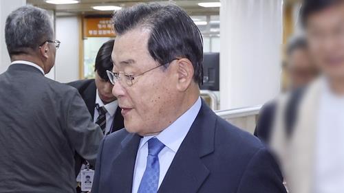 4·16 세월호 참사 특별조사위원회 활동을 방해한 혐의로 기소된 이병기 전 청와대 비서실장이 지난해 오후 서초구 서울고등법원에서 열린 2심 선고 공판에 출석하고 있다. 연합뉴스