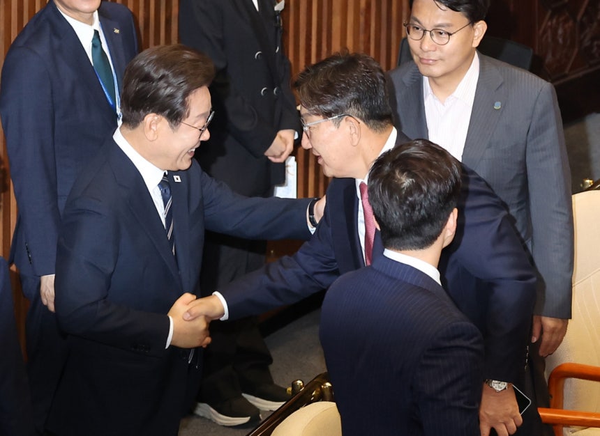이재명 대통령이 26일 추가경정예산 시정연설을 마친 뒤 국회 본회의장에서 국민의힘 권성동 의원과 인사하고 있다. 연합