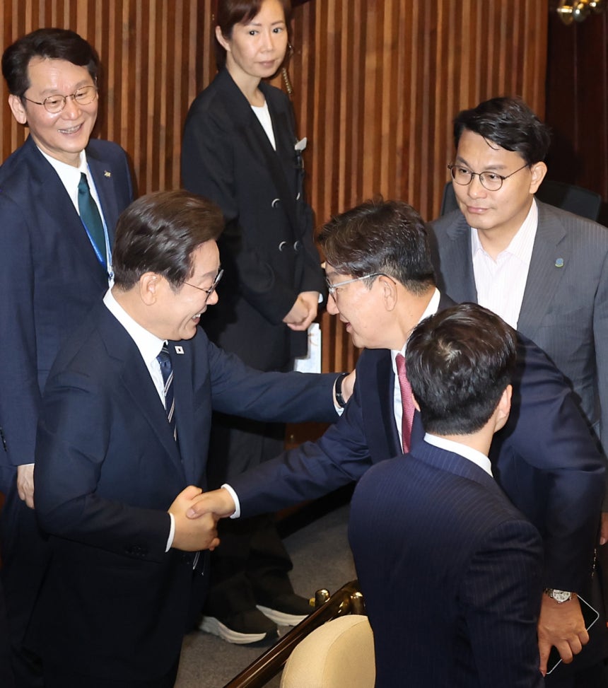 이재명 대통령이 26일 추가경정예산 시정연설을 마친 뒤 국회 본회의장에서 국민의힘 권성동 의원과 인사하고 있다. 연합