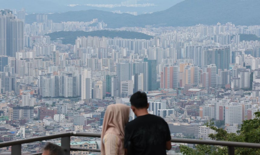 새 정부 출범과 2차 추가경정예산 효과 등에 대한 기대로 소비자들의 경제 심리가 석 달 연속 나아진 것으로 나타난 24일 서울 남산에서 바라본 시내 아파트 모습. 연합뉴스