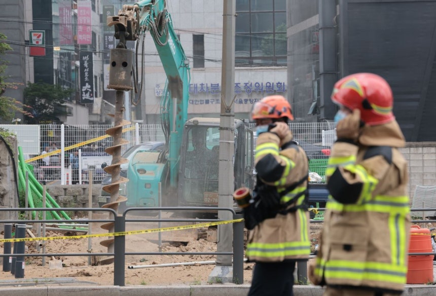 27일 오전 10시 47분께 서울 서초구 지하철 2호선 교대역의 11번 출구 인근에서 도시가스가 유출되는 사고가 발생해 역 주변이 통제되고 있다. 연합뉴스