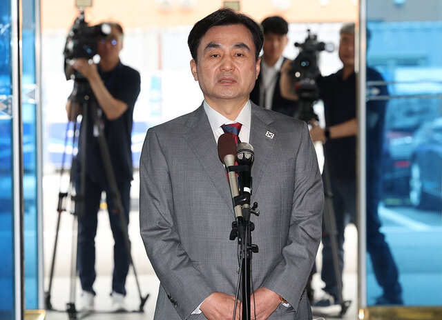 안규백 국방부 장관 후보자가 27일 서울 용산구 육군회관에 마련된 인사청문회 준비사무실로 들어서며 취재진의 질문에 답하고 있다. 연합뉴스