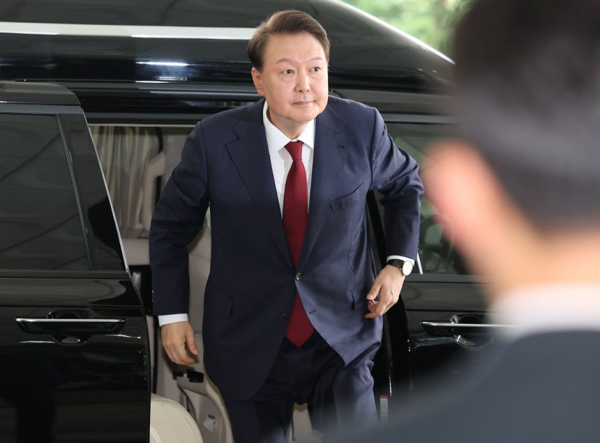 윤석열 전 대통령이 28일 오전 대면 조사를 받기 위해 서울 서초구 서울고검에 마련된 내란특검 사무실로 출석하고 있다. 뉴시스