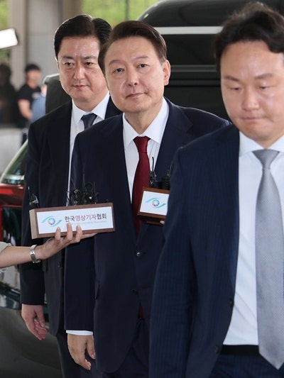 윤석열 전 대통령이 28일 내란특검 조사를 받기 위해 서울 서초구 서울고검 청사로 출석하고 있다. 연합뉴스