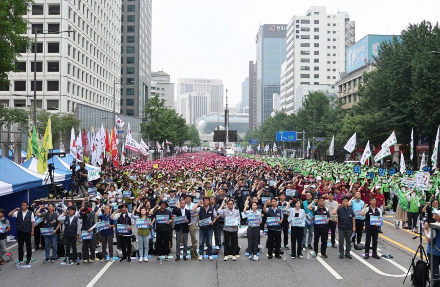 민주노총 조합원들이 28일 서울 중구 숭례문 인근에서 열린 '최저임금 인상·노동기본권 쟁취 결의대회'에서 구호를 외치고 있다. 연합뉴스