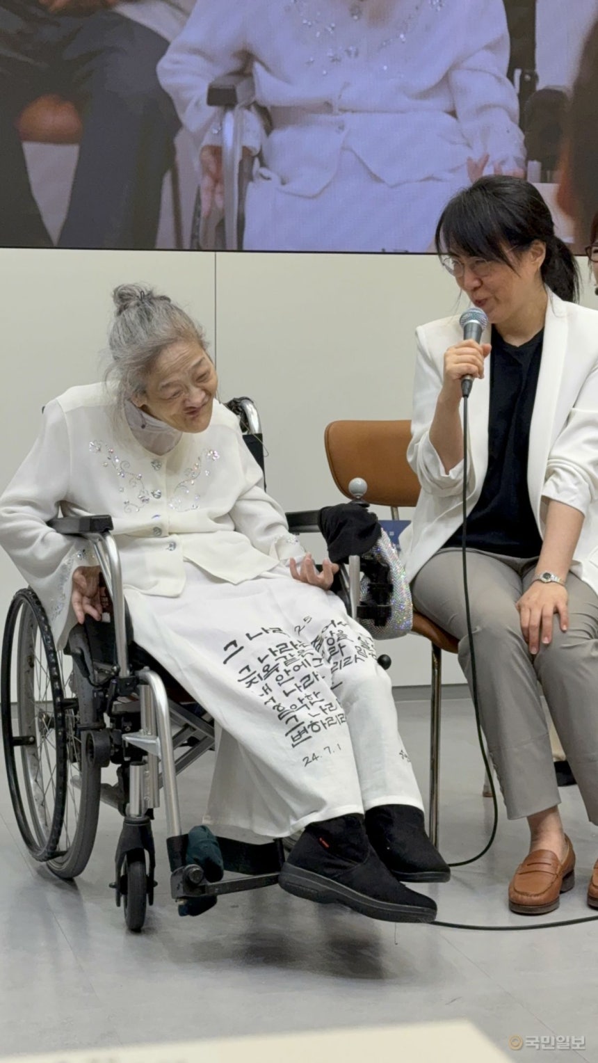 송명희 시인과 그를 30년 넘게 보필하고 있는 박경남 선교사.  