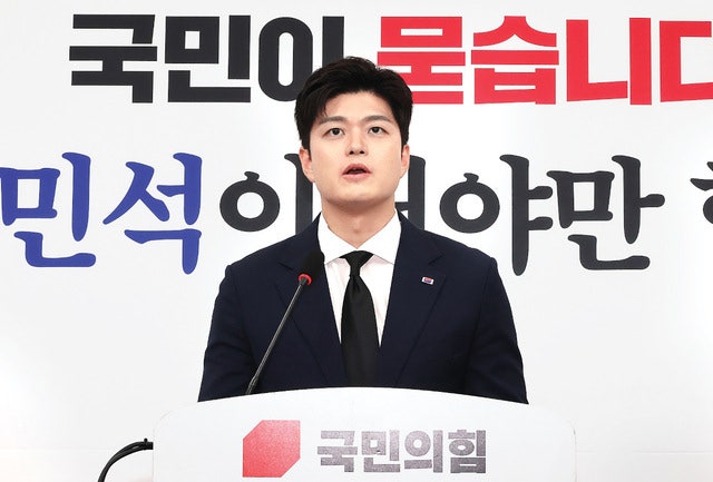 김용태 국민의힘 비상대책위원장이 29일 국회에서 순직 해병대원 진상규명 특검법 처리를 반대한 당론에 대해 사과하는 기자회견을 하고 있다. 김 위원장은 “특검을 통해서라도 진실이 명명백백히 밝혀져 편안히 영면하시길 바