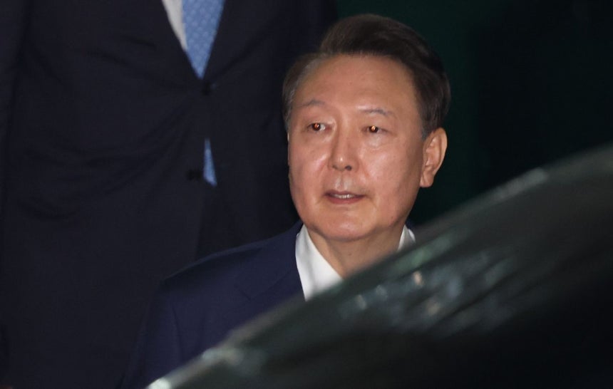 윤석열 전 대통령이 지난 29일 피의자 신분으로 특검 조사를 받은 후 서울 서초구 서울고검 청사를 나서고 있다. 연합뉴스