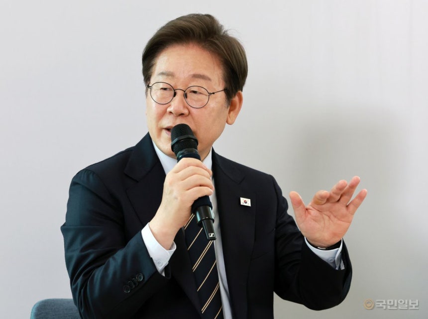 이재명 대통령이 30일 서울 용산 대통령실 파인그라스에서 열린 문화예술계 수상자 간담회에서 발언하고 있다. 대통령실통신사진기자단