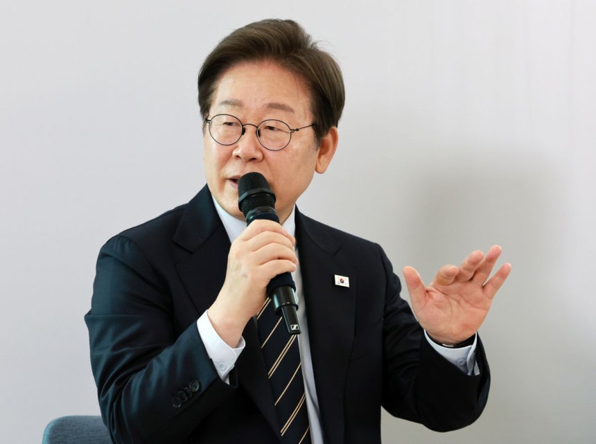 이재명 대통령이 30일 서울 용산 대통령실 파인그라스에서 열린 문화예술계 수상자 간담회에서 발언하고 있다. 대통령실통신사진기자단