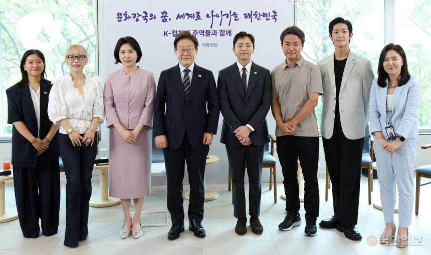 이재명 대통령과 김혜경 여사가 30일 서울 용산 대통령실 파인그라스에서 열린 문화예술계 수상자 간담회를 마치며 참석자와 기념촬영을 하고 있다. 대통령실통신사진기자단