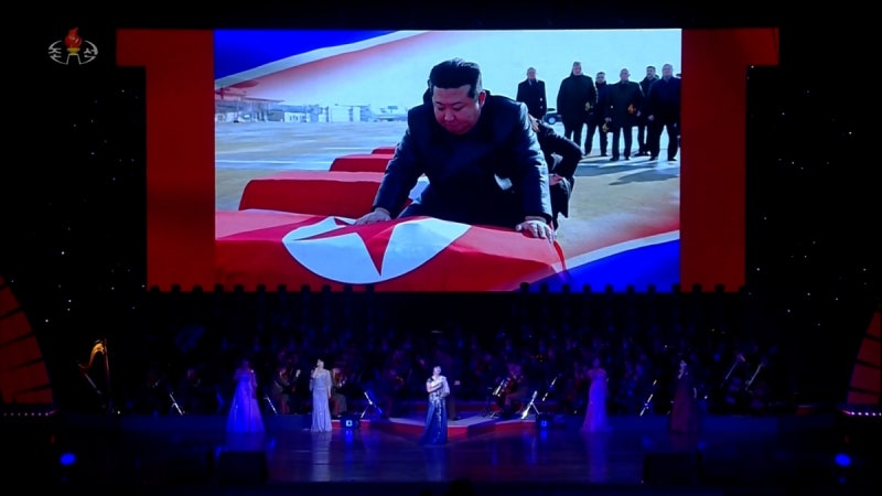 김정은, 직접 관에 인공기 덮어… 北, 파병군 유해 송환식 공개[포착]