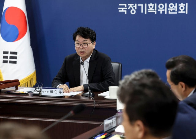 이한주 국정기획위원회 위원장이 30일 서울 종로구 국정기획위원회에서 열린 제3차 전체회의에서 발언하고 있다. 사진공동취재단