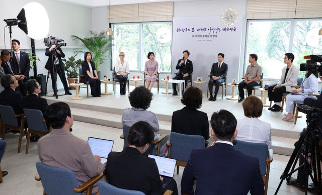 ‘폭싹’ 보고 눈물 흘린 이 <b>대통령</b> “<b>문화</b>강국 초입 서 있는 것 같다”