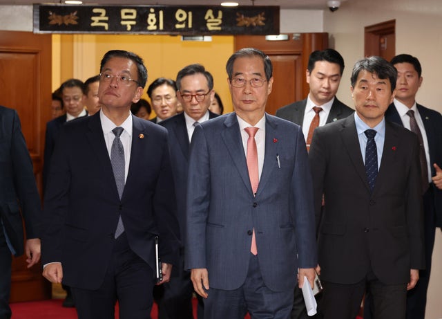 한덕수(가운데) 전 국무총리를 포함한 국무위원들이 지난해 12월 4일 서울 종로구 정부서울청사에서 비상계엄 해제 후 긴급 소집된 회의를 마친 뒤 국무회의실을 나서고 있다. 뉴시스