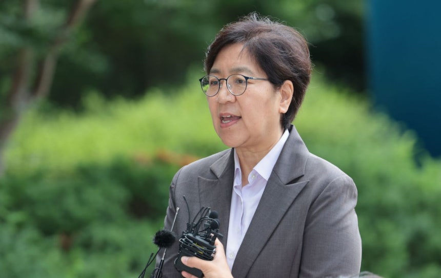 정은경 보건복지부 장관 후보자가 30일 서울 중구 남대문로에 마련된 인사청문회 준비 사무실로 출근하며 취재진 질문에 답하고 있다. 연합뉴스