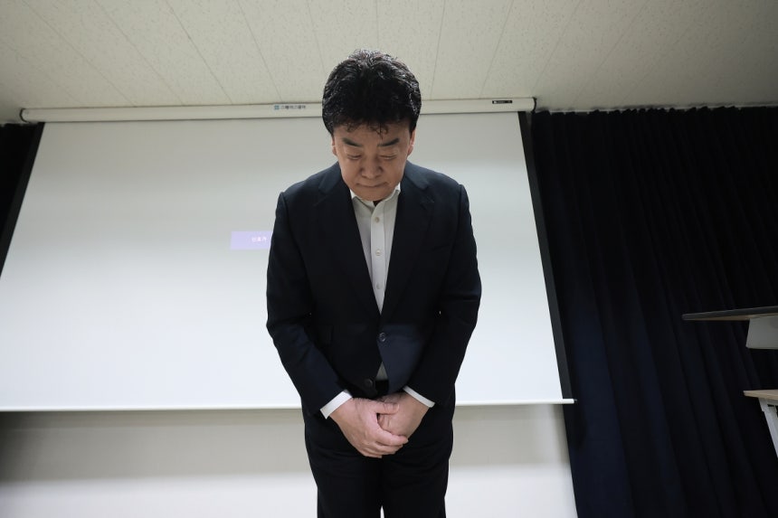 백종원 더본코리아 대표가 지난 3월 서울 서초구의 한 회의공간에서 열린 더본코리아 주주총회에 참석해 취재진에게 고개숙여 인사하고 있다. 뉴시스