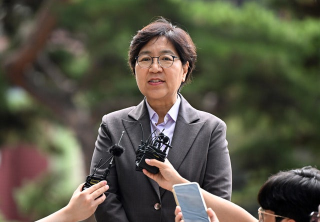 정은경 보건복지부 장관 후보자가 30일 서울 중구 T타워에 마련된 사무실 인근에서 기자들 질문에 답하고 있다. 최현규 기자