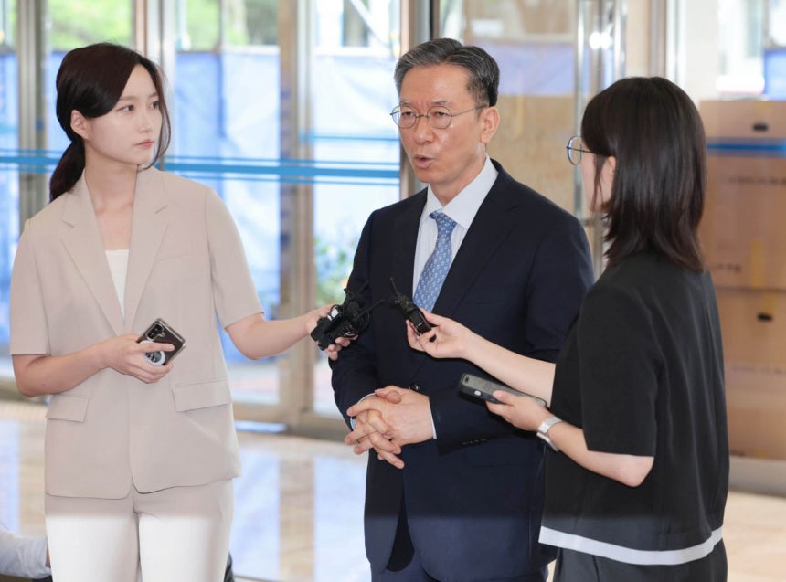 정성호 법무부 장관 후보자가 1일 서울 종로구 적선동에 마련된 인사청문회 준비 사무실로 출근하며 지명 소감을 밝히고 있다. 연합뉴스