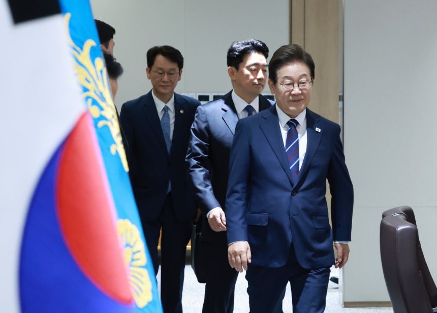 이재명 대통령이 1일 서울 용산 대통령실 청사에서 열린 국무회의에 입장하고 있다. 연합뉴스