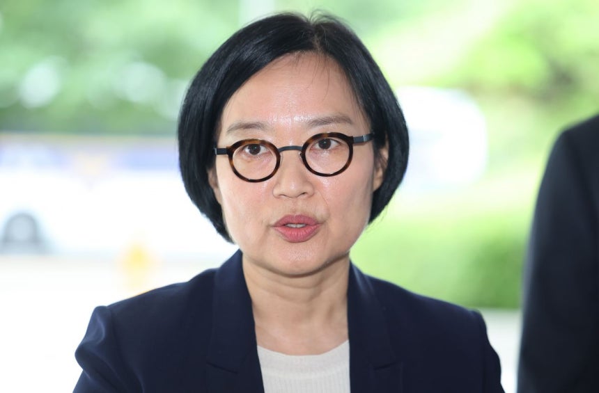 한성숙 중소벤처기업부 장관 후보자가 지난 26일 서울 영등포구 중소기업기술정보진흥원 수도권평가실에 마련된 인사청문회 준비 사무실로 출근하며 취재진 질문에 답하고 있다. 연합뉴스