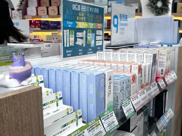 외국인 관광객들 사이에서 ‘K약국 쇼핑’이 트렌드로 떠오르고 있다. 여드름치료제와 재생 크림 등 피부 고민을 완화할 수 있는 제품이 인기다. 서울시 강남구 한 약국에 흉터 연고와 여드름 치료제가 일본어·영어·중국어 