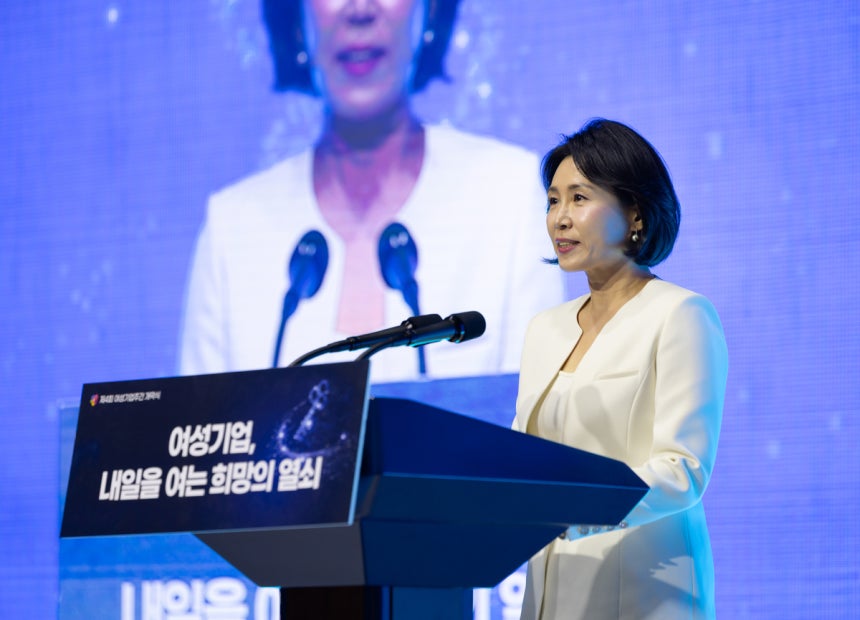 이재명 대통령의 배우자 김혜경 여사가 1일 서울 중구 신라호텔에서 개최한 '제4회 여성기업주간 개막식'에서 축사를 하고 있다. 대통령실 제공