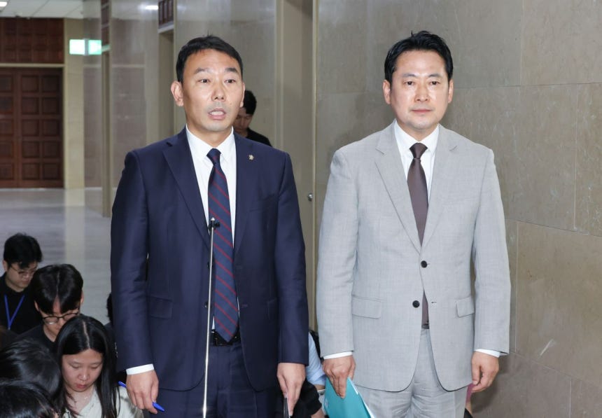 국회 법제사법위원회 여야 간사인 김용민 더불어민주당 의원(왼쪽)과 장동혁 국민의힘 의원이 2일 서울 여의도 국회에서 상법개정안 처리에 합의한 뒤 취재진에게 합의 내용을 설명하고 있다. 연합뉴스