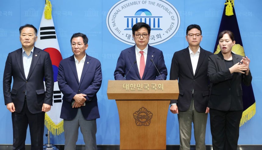 국민의힘 소속 국회 과학기술정보방송통신위원회 위원들이 2일 서울 여의도 국회 소통관에서 기자회견을 열고 "최민희 위원장을 비롯한 민주당 위원들이 다수당의 지위를 악용해 법안 강행 처리는 물론 일방통행식의 회의 운영 