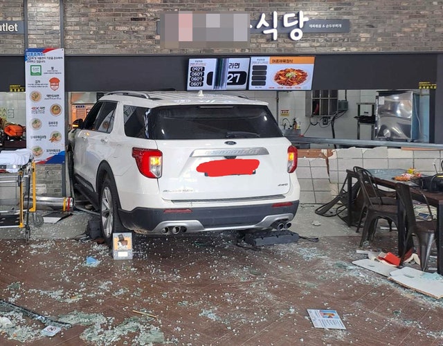 80대 여성이 몰던 차량이 2일 강원도 강릉시 성산면 영동고속도로 강릉 방향 대관령휴게소의 한 식당으로 돌진한 뒤 멈춰 서 있다. 이 사고로 16명이 중경상을 입고 병원에서 치료를 받고 있다. 이 여성은 “주차장에서