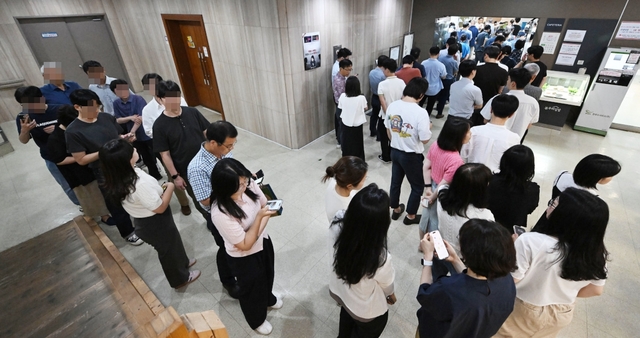 시민들이 지난달 19일 서울 종로구청 구내식당에서 식사하려고 줄을 서 있다. 최근 외식물가가 오르면서 비교적 저렴하게 식사할 수 있는 구내식당을 찾는 사람들이 늘고 있다. 윤웅 기자