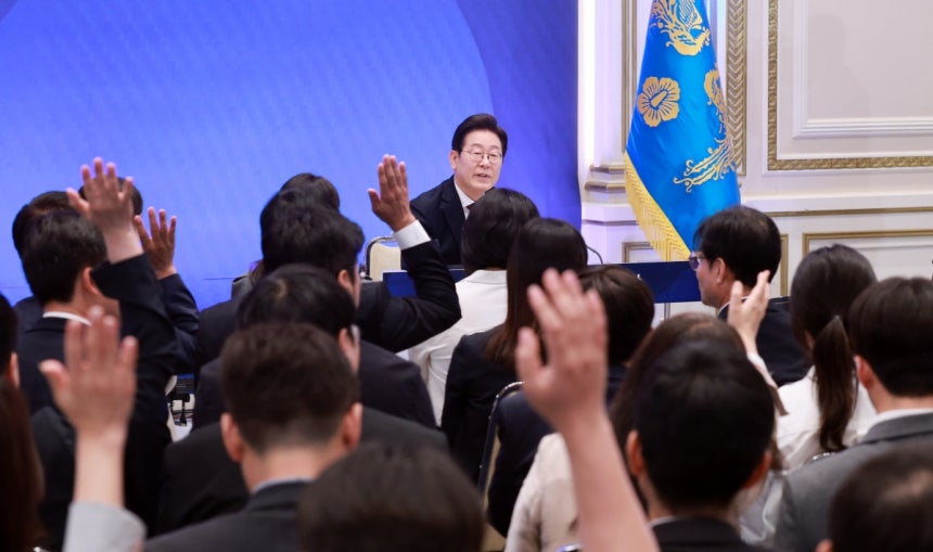 이재명 대통령이 3일 청와대 영빈관에서 열린 '대통령의 30일, 언론이 묻고 국민에게 답하다' 기자회견에서 취재진 질문을 받고 있다. 연합뉴스