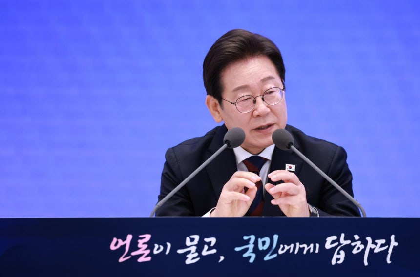 이재명 대통령이 3일 청와대 영빈관에서 열린 '대통령의 30일, 언론이 묻고 국민에게 답하다' 기자회견에서 발언하고 있다. 연합뉴스